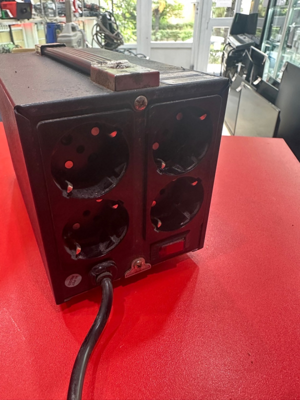 Стабилизатор напряжения Cтабилизатор  Ippon AVR-1000