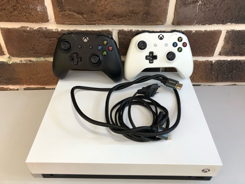 Игровая приставка Xbox One x 500GB