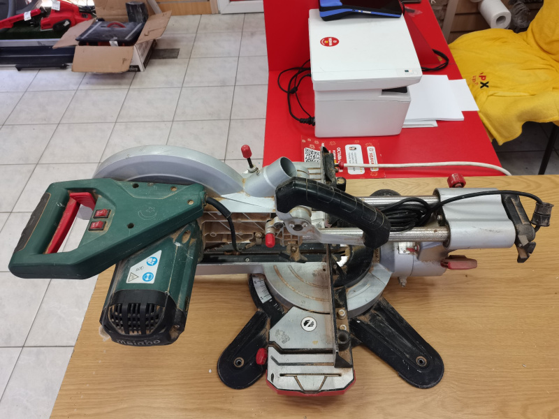 Торцовочная пила Metabo Metabo KGS 254 M